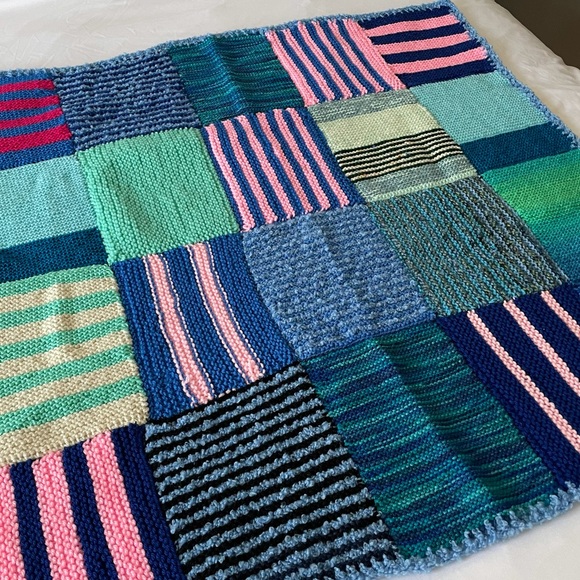 35” by 35” Multicoloured knit Throw /quilt - Picture 4 of 4